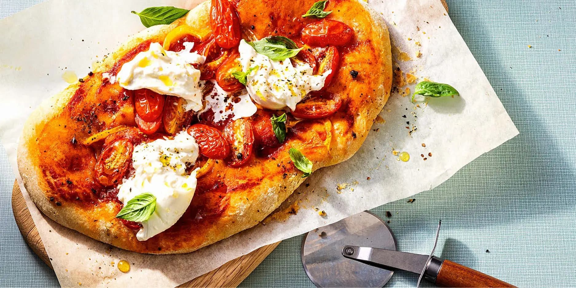 Pinsa mit Datteltomaten und Peperoni