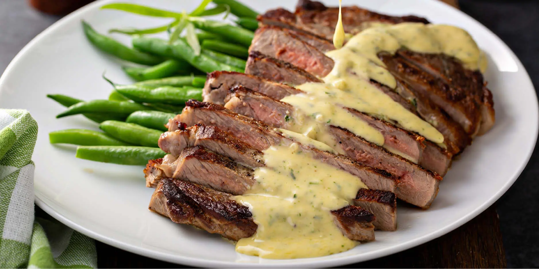 Steak mit Sauce Béarnaise und Bratkartoffeln